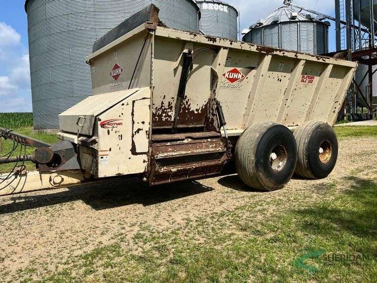Kuhn/ Knight Slinger SLC 132 Manure Spreader image