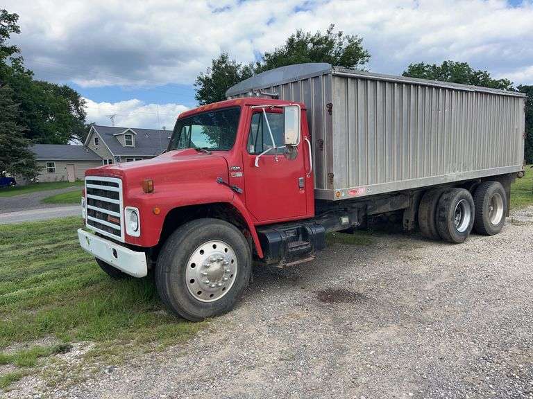 1986 International S1900 Grain Truck image