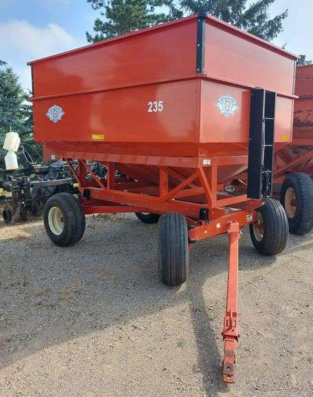 Unverferth 235 Gravity Wagon image