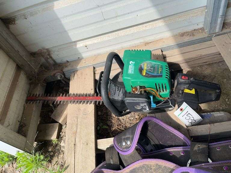 Weed eater/ hedge trimmer, bldg:green image