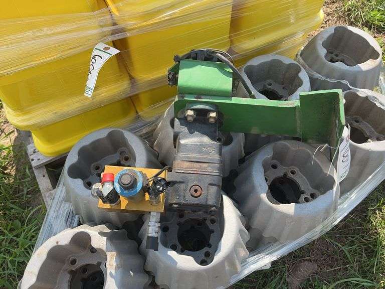 (1) Planter hydraulic drive motor from John Deere 1760 planter, row:6 image