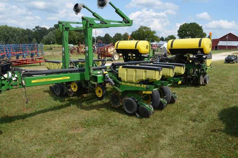 2004 John Deere 1770 12 row Liquid Planter image