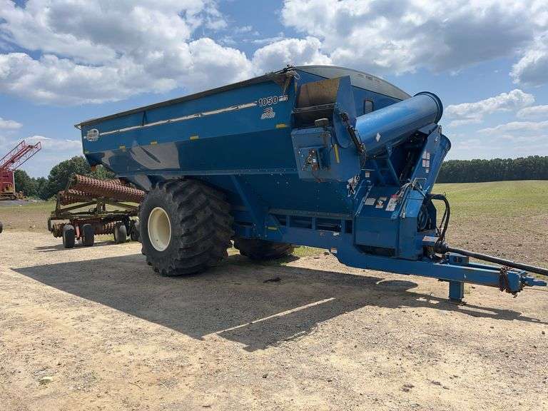 Kinze 1050 Grain Cart, Shur-Lok tarp, s/n - 507834 - has cosmetic dents in side of box but still functional image