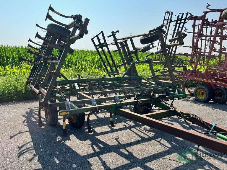 John Deere 960 Field Cultivator image