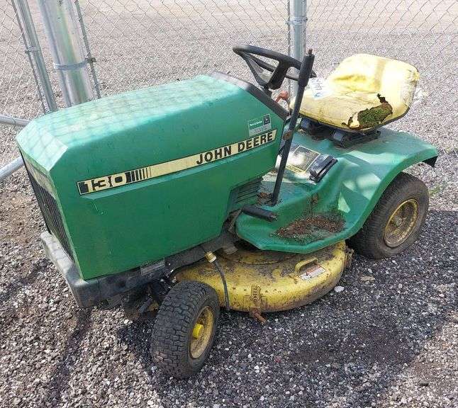 John Deere 130 Lawn Tractor image