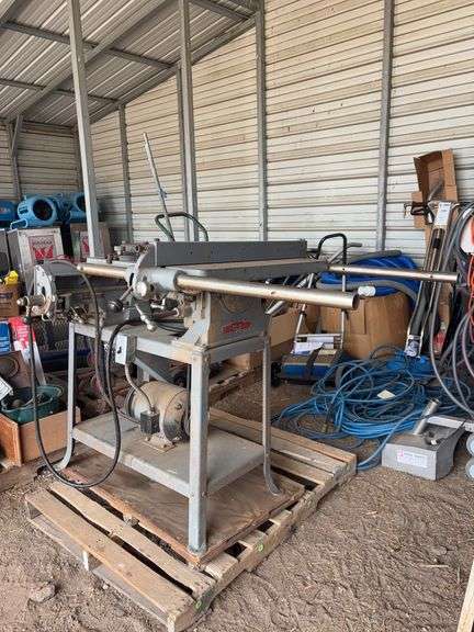 Delta Milwaukee table saw, bldg:green image