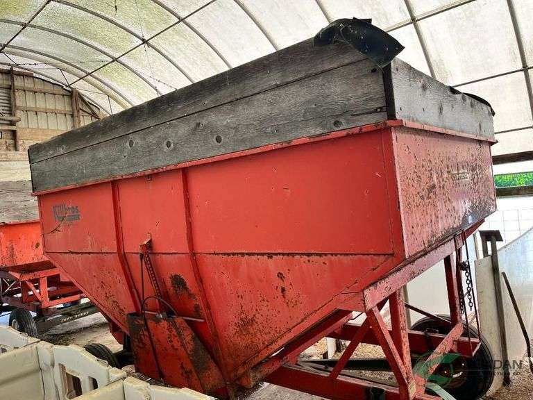 Killbros 375 Gravity Wagon on John Deere running gear image