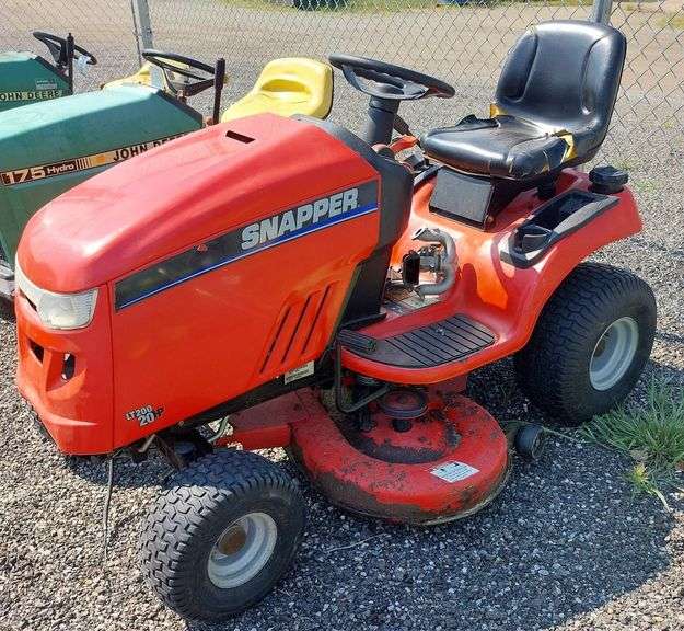 Snapper Riding Lawn Tractor image