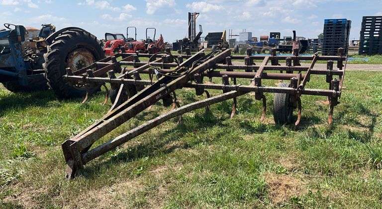 Brady 15' field cultivator, row:3 image