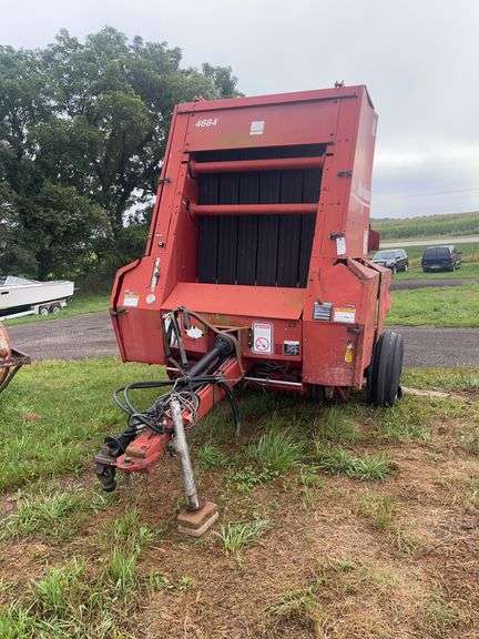 New Idea 4664 round baler, M, row:3 image