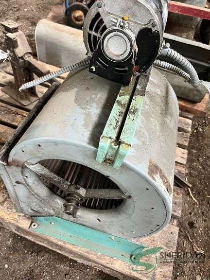 Squirrel cage blower with electric motor image