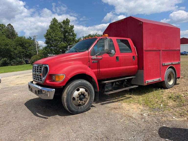 2002 Ford F-650 Service Truck, crew cab, has upright air compressor image