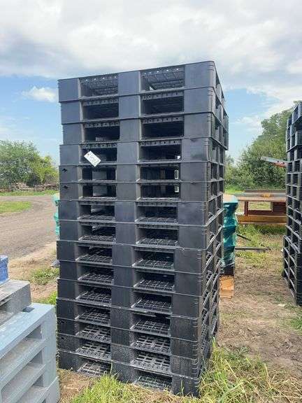 (15) plastic pallets 43" x 43", row:4 image