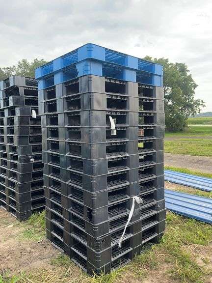 (15) plastic pallets 43" x 43", row:4 image