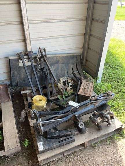 Trailer/camper/car hauler towing lot, bldg:green image