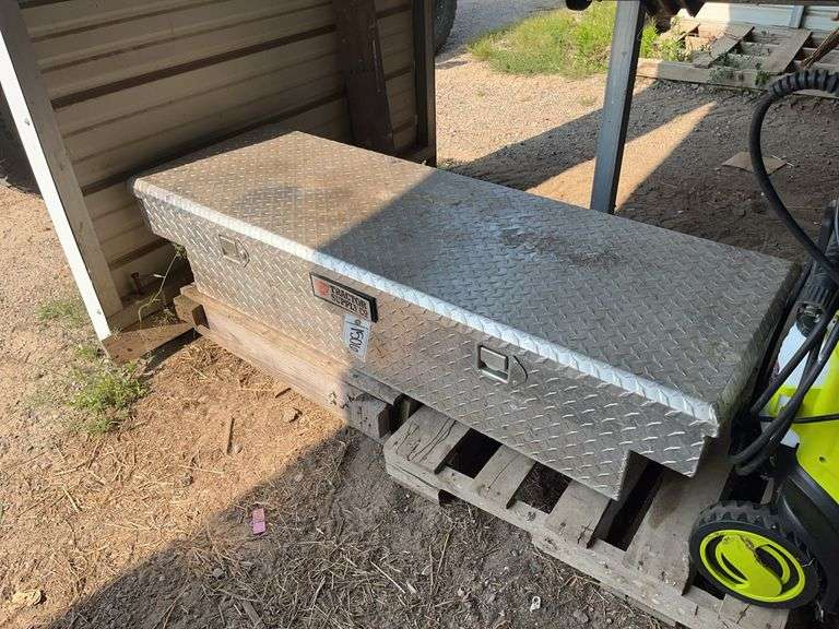 Tractor Supply tool box filled with misc., bldg:green image