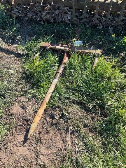 Round bale spear , chains onto bucket, row:10 image