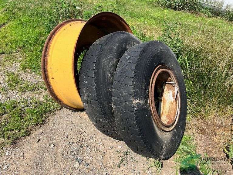 10.00 R 20 Tires and rims, has extra rim image