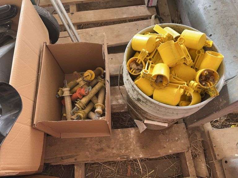 (2) boxes of electric fence insulators, bldg:green image