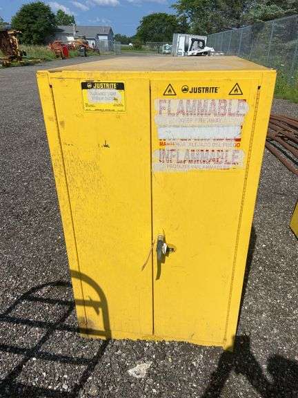 Flammable cabinet