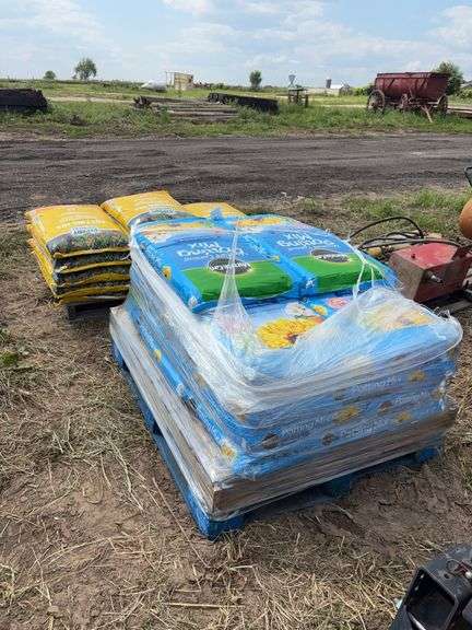 Pallet of miracle-gro and garden potting mix, row:4 image