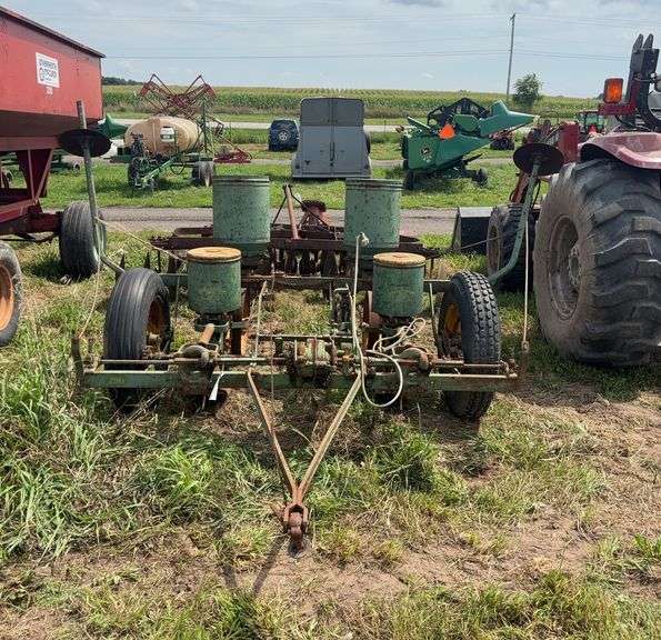 John Deere 290 2 row corn planter, row:3 image