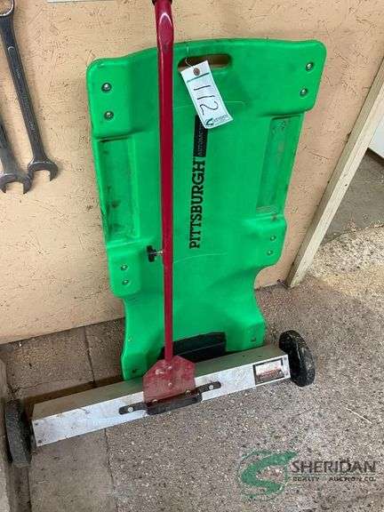 Magnet and shop creeper image