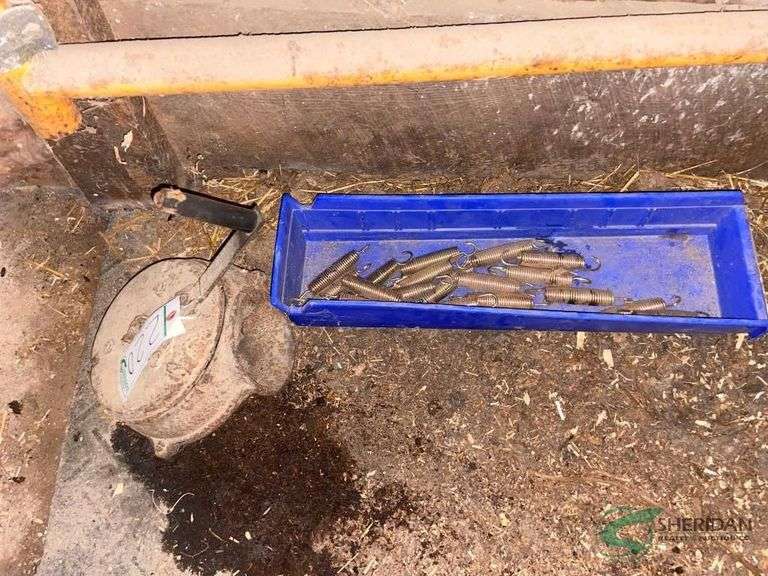 Hand corn sheller image