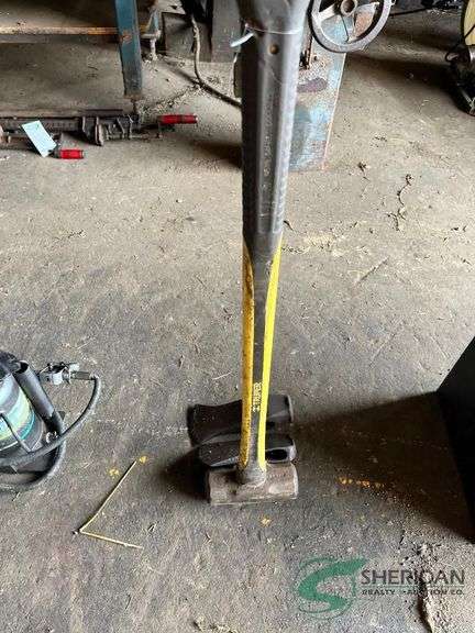 Sledge Hammer and splitting heads image