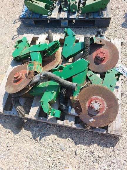 John Deere 7000 Dry Fertilizer Openers image