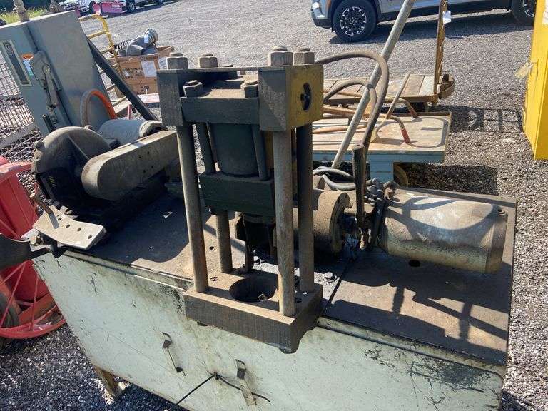 Hydraulic hose crimping equipment