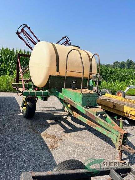 John Deere 250 Field Sprayer image