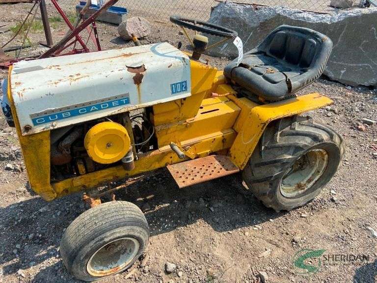 Cub Cadet 102 lawn tractor image