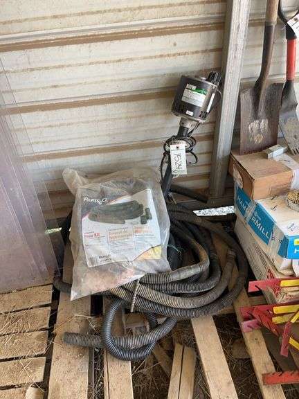 Sump pump plus hoses, bldg:green image
