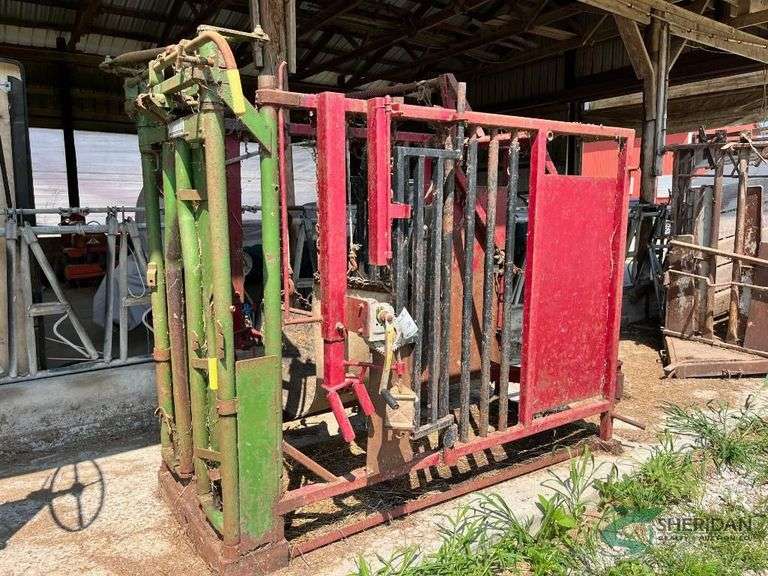 Cattle Hoof Trimming Chute with Powder River Head Gate image