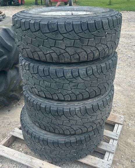 (4) 285-70R-17 Tires/Wheels