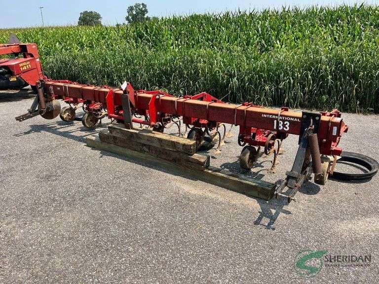 International 183 Row Cultivator image