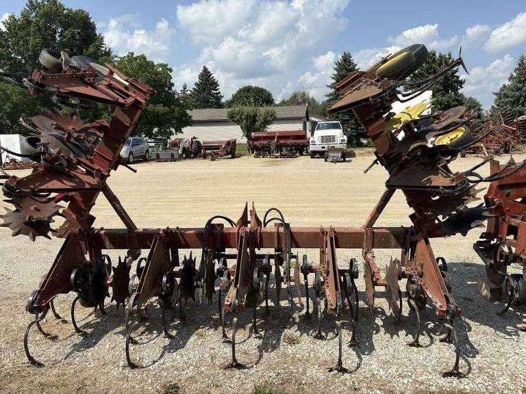 International 8 Row Cultivator image