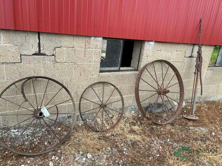 (3) Steel wheels and hand pump image