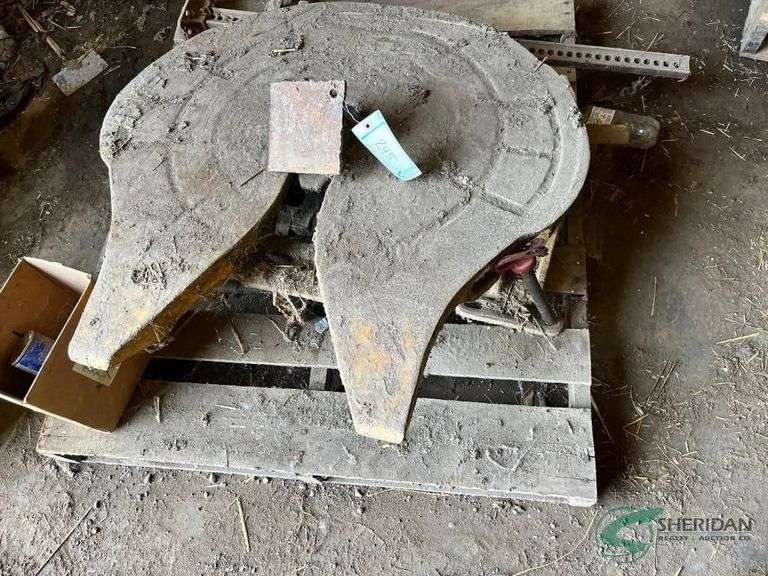 Semi Truck Fifth wheel hitch plate image
