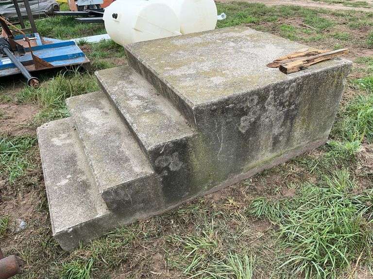 Concrete steps, owner states edges are chipped, row:9 image