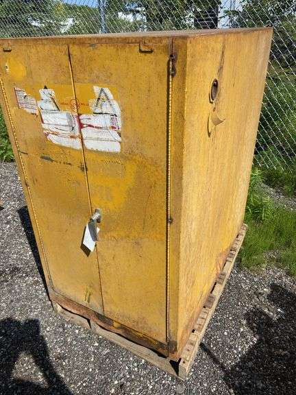Flammable cabinet