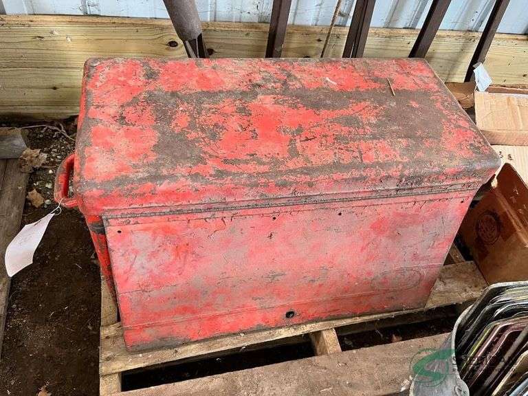 Metal Tool box Contents image