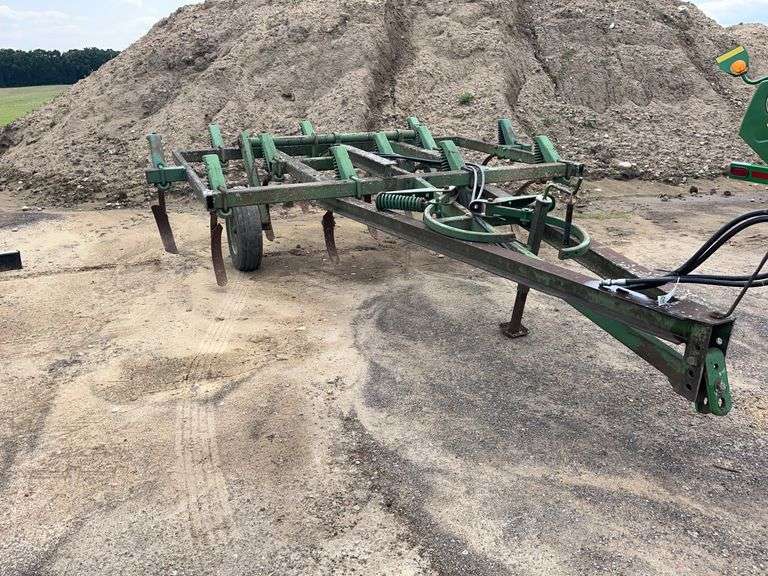 John Deere 1600 Chisel Plow, 12 shank, has 2 extra shanks image