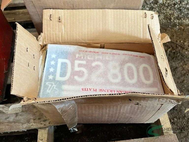 Half Case of Michigan Bicentennial 1976 License Plates - new image