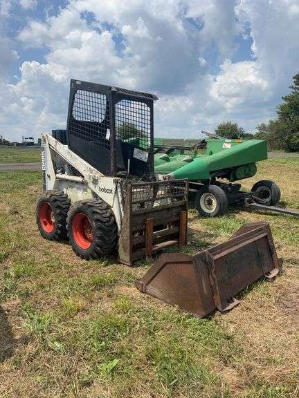 Bobcat 720 skid steer with material bucket and forks, K, row:2 image