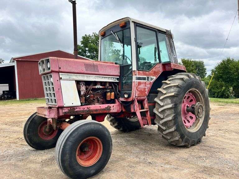 International 1586 Tractor, has remanufactured engine image