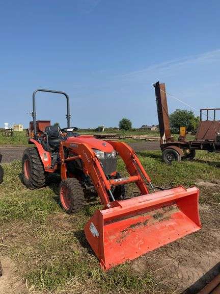 Kubota B3350 tractor with 534 loader, K, row:4 image