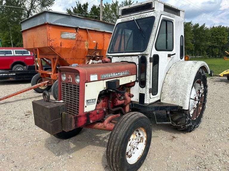 International 424 w/ Cab image