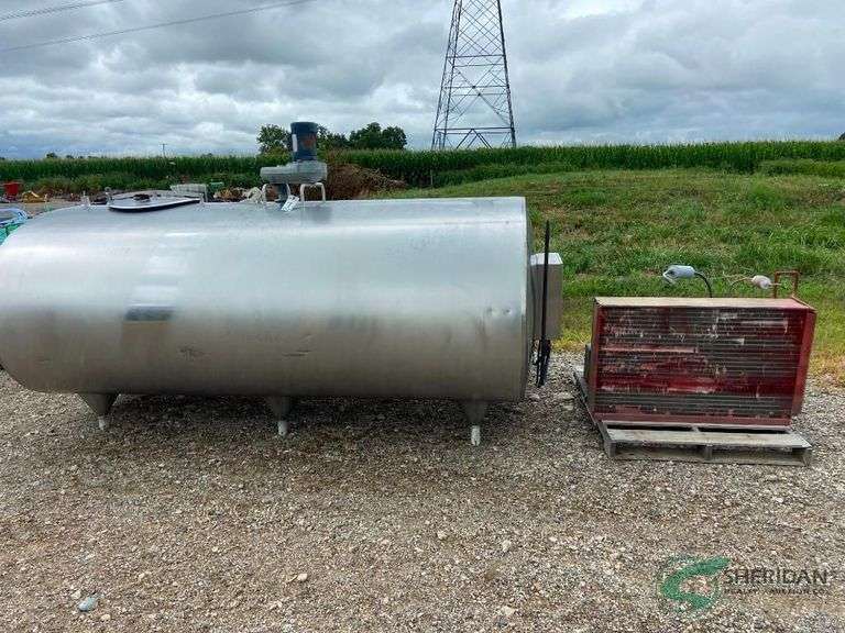 1000 Gallon DeLaval Bulk Tank with refrigeration unit image